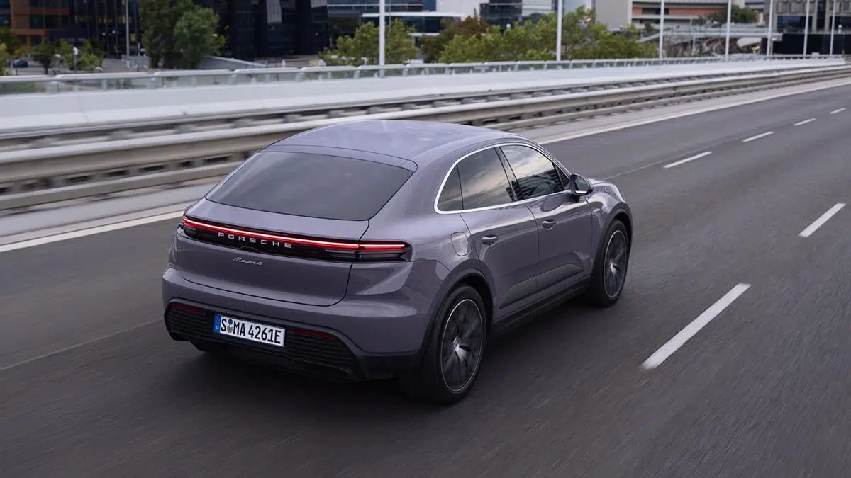 Porsche Macan eléctrico 2025 arrière, signature lumineuse LED et spoiler actif