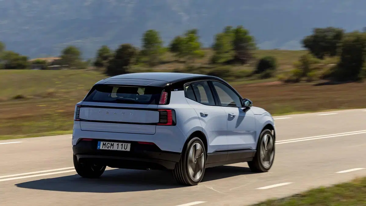 Volvo EX30 2025 trasero, firma luminosa LED y diseño minimalista