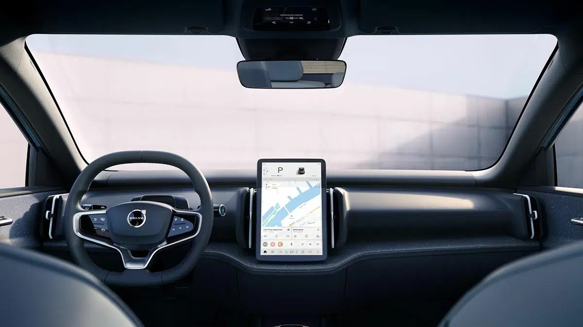 Interior del Volvo EX30 2025, pantalla táctil central de 12,3 pulgadas y interfaz minimalista