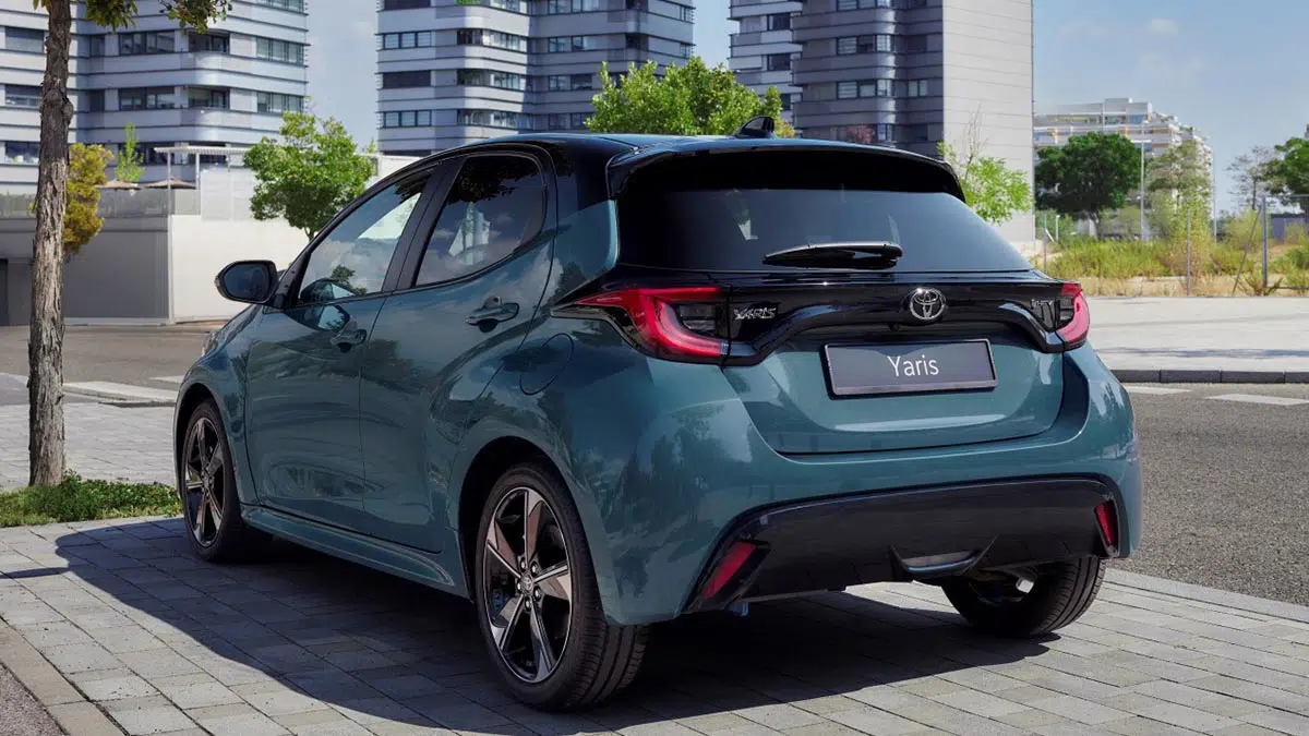 Toyota Yaris l' arrière avec signature lumineuse LED et design compact