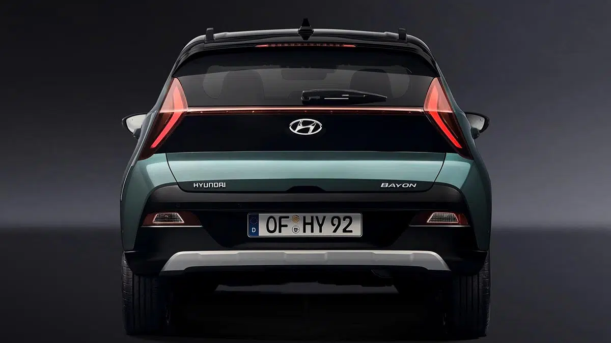 Hyundai Bayon 2025, parte trasera con firma lumínica LED y parachoques esculpido
