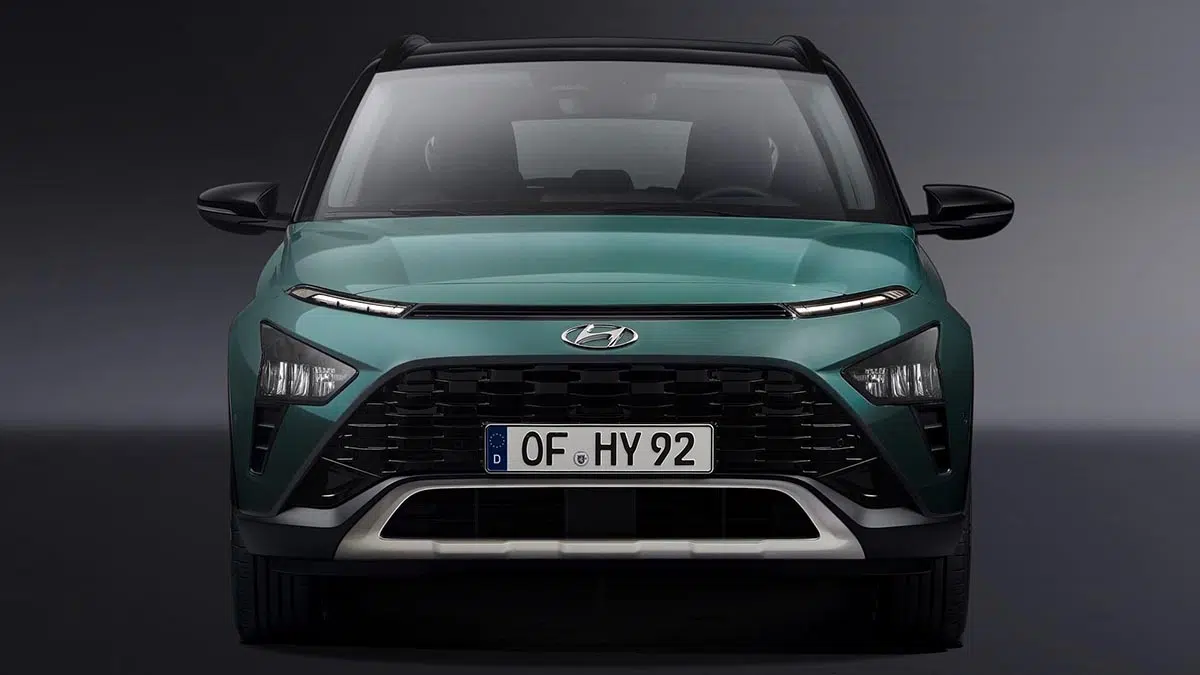 Hyundai Bayon 2025, parte delantera con una parrilla destacada y firma lumínica LED