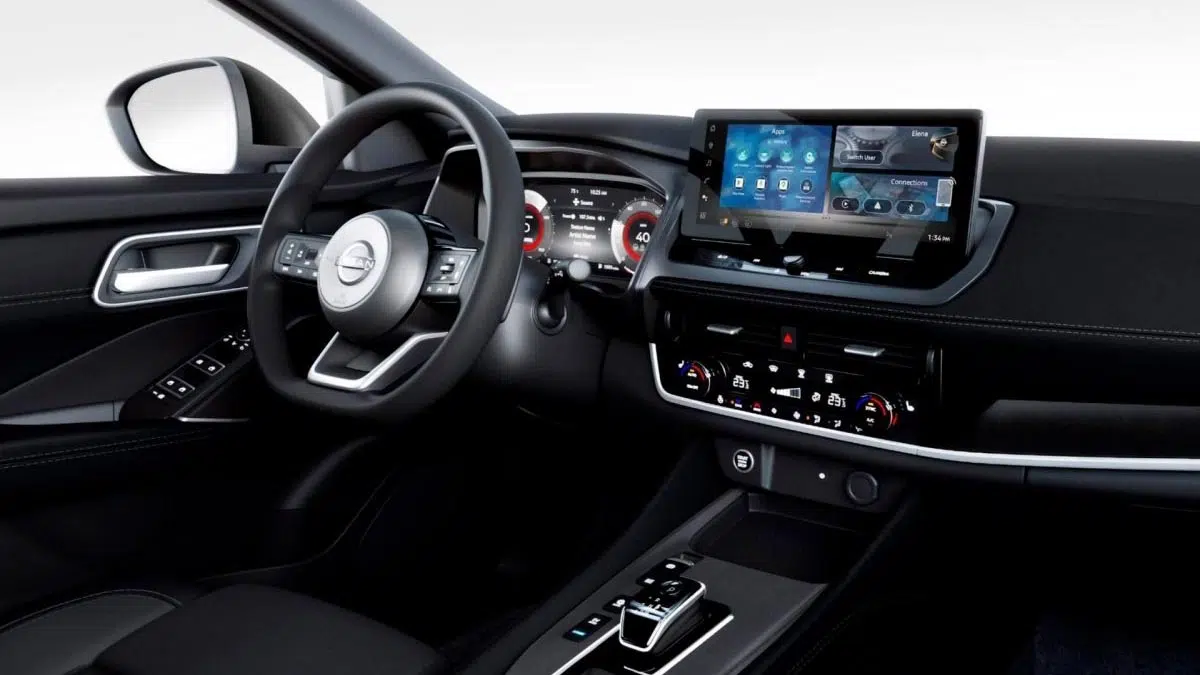 Interior del Nissan Qashqai e-Power 2025, tablero digital y pantalla táctil