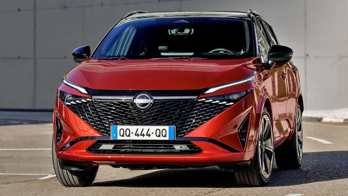 Nissan Qashqai e-Power 2025, vista frontal dinámica con firma luminosa LED
