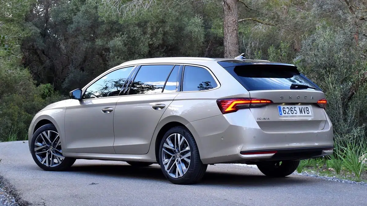 Vista trasera del Škoda Octavia equipada con el motor 1.5 eTSI, diseño elegante con firma luminosa LED