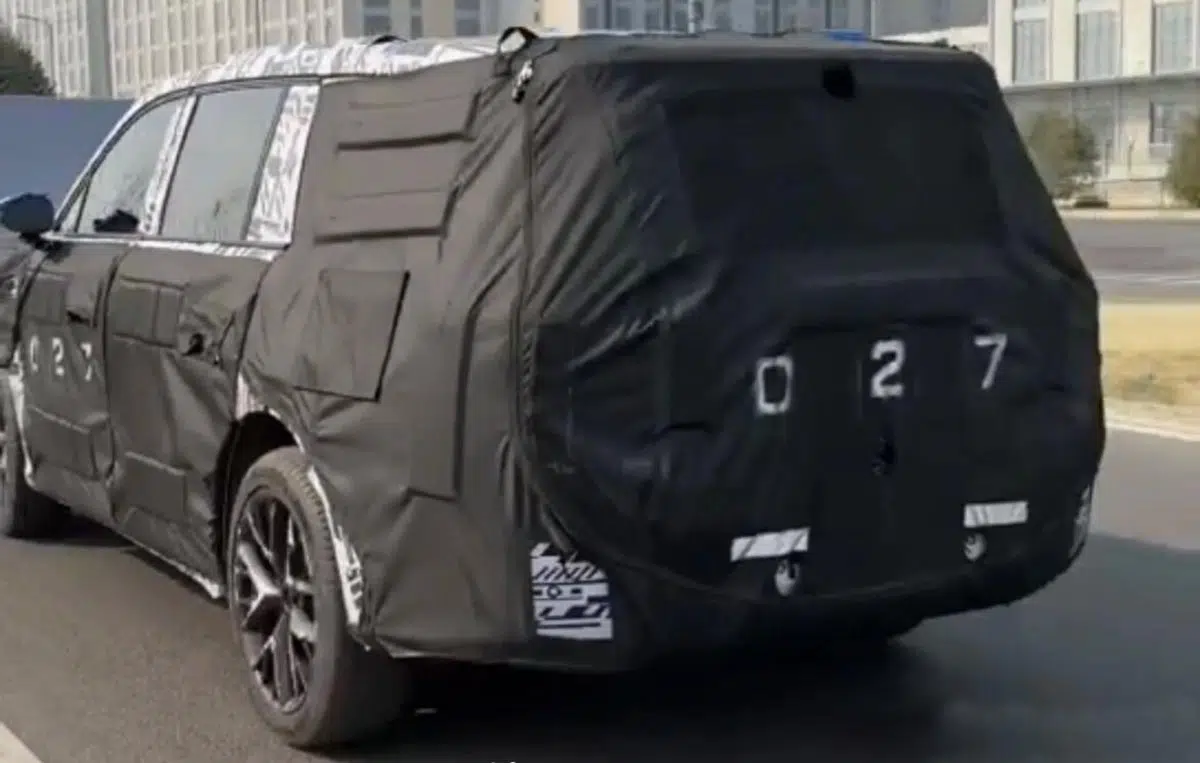Arrière large et musclé du prototype SUV Xiaomi