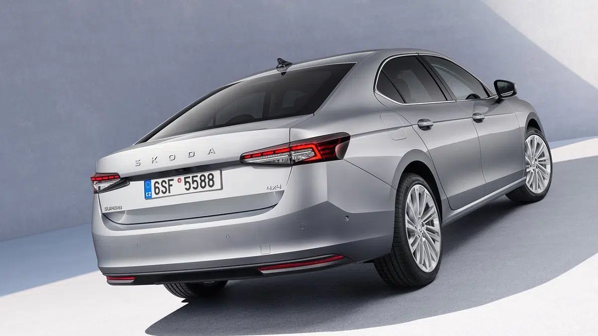 Škoda Superb 2025, vista trasera con firma luminosa LED y diseño elegante
