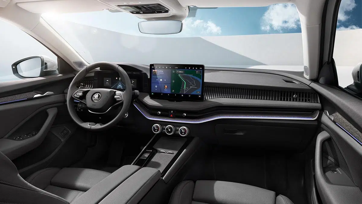 Interior de la Škoda Superb 2025, tablero digital y pantalla táctil de 13 pulgadas