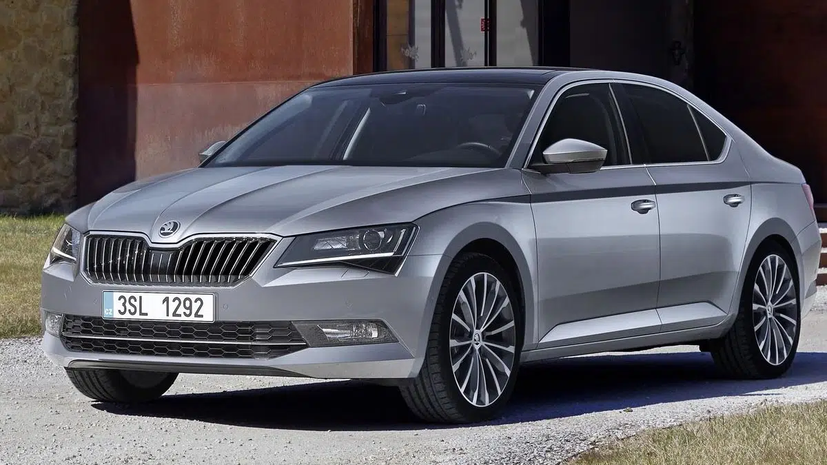Škoda Superb 2025, berlina elegante con firma luminosa LED y parrilla rediseñada