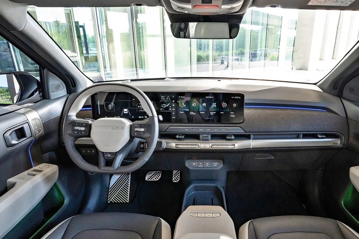 Interior del Kia EV3 con pantalla táctil de 12,3 pulgadas y la interfaz Kia Connect.