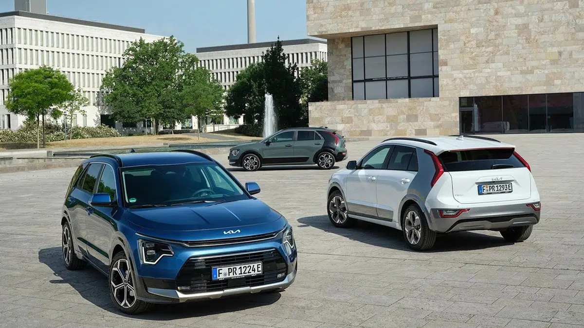 Kia Stonic 2025, SUV urbano compacto con diseño dinámico y techo bicolor.