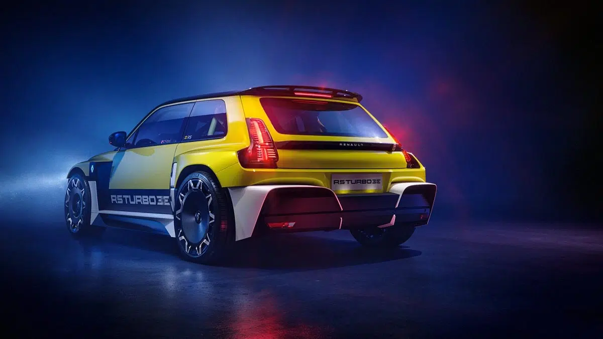 Renault 5 Turbo 3E avec feux arrière LED en forme de X et extracteur aérodynamique