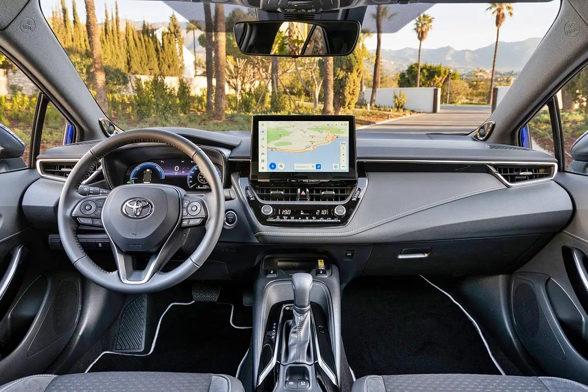 Interior del Toyota Corolla Touring Sports Active Plus con pantalla táctil de 10,5 pulgadas e instrumentación digital
