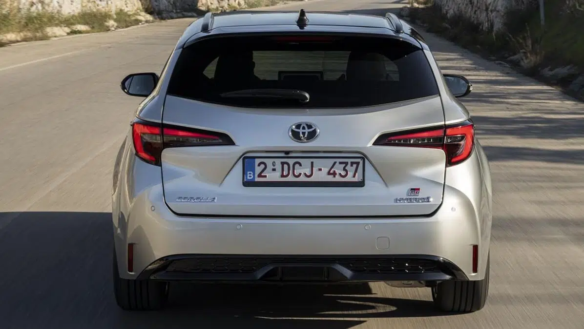 Toyota Corolla Touring Sports 2025, vista trasera con luces LED modernizadas y portón trasero práctico