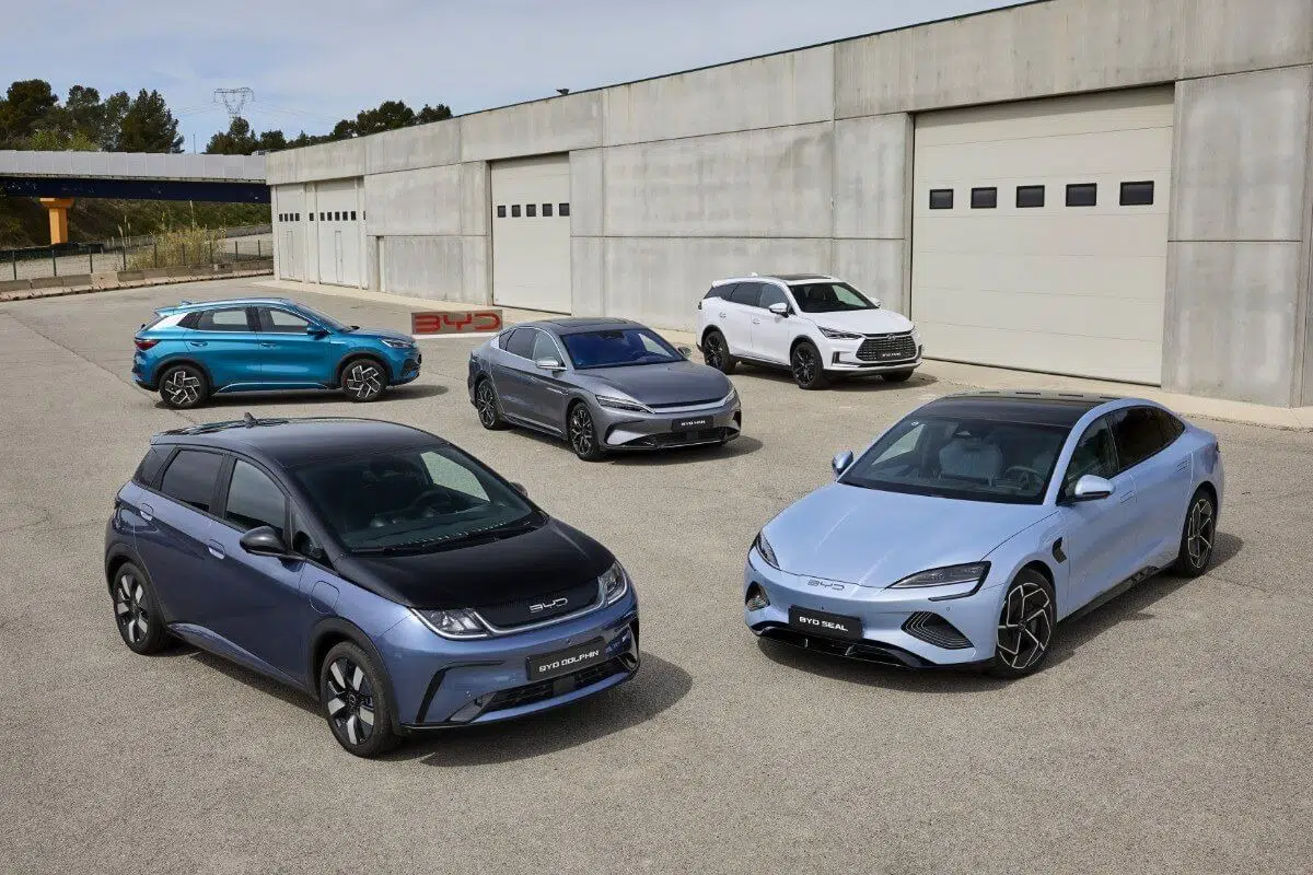 Gama completa de vehículos eléctricos e híbridos de BYD, incluidos sedanes, SUV y utilitarios