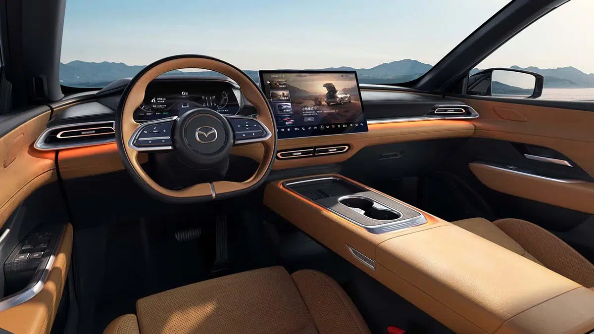 Interior del Mazda 6e con pantalla táctil de 14,6 pulgadas y panel de instrumentos digital de 10,2 pulgadas
