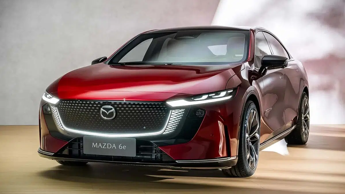 Mazda 6e, berlina eléctrica elegante con diseño fluido y firma lumínica moderna
