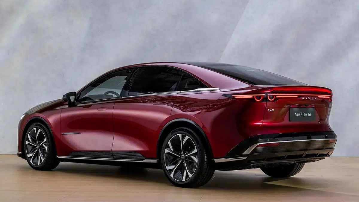 Mazda 6e, firma lumínica trasera con banda LED y diseño moderno