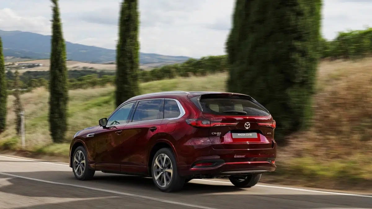 Mazda CX-80 avec signature lumineuse LED et double sortie d’échappement