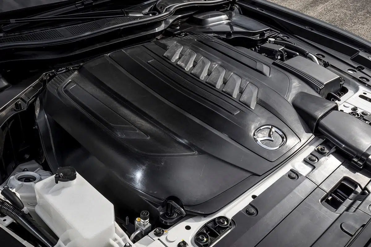 Vue du moteur Skyactiv-Z sous le capot du Mazda CX-80