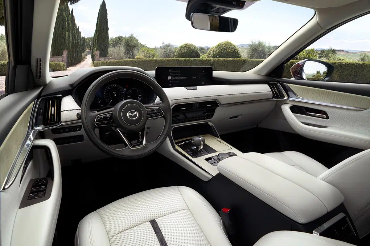 Intérieur du Mazda CX-80 avec écran tactile, instrumentation numérique et finitions haut de gamme