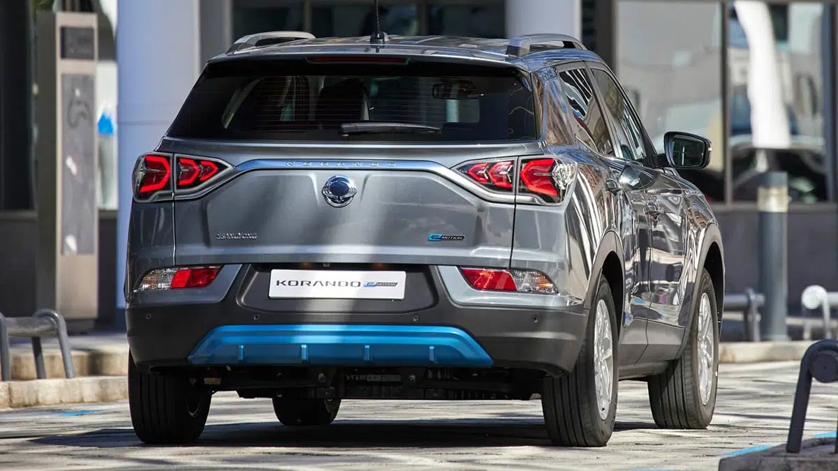Vista trasera del KGM Korando GPL con firma luminosa LED y diseño robusto