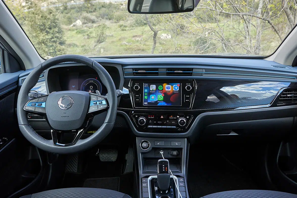 Interior del KGM Korando GPL con pantalla táctil de 9 pulgadas y instrumentación digital