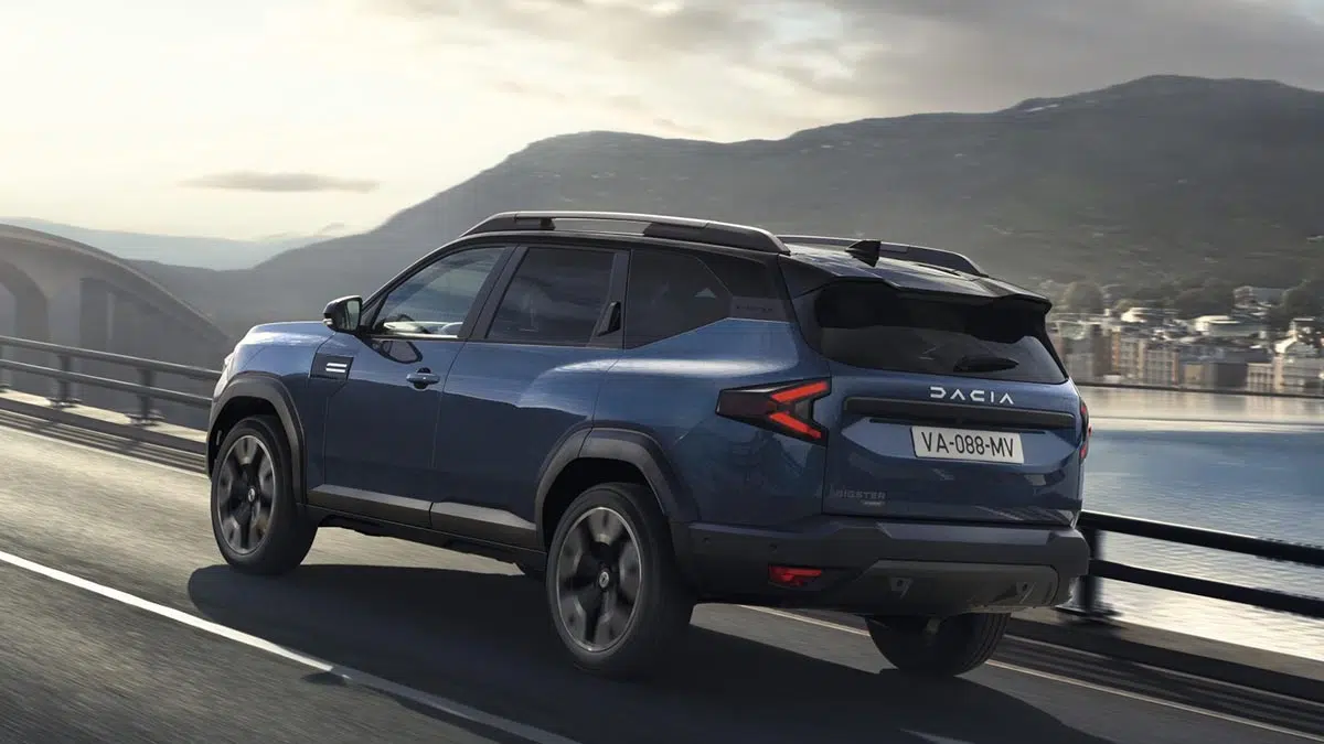 Dacia Bigster GLP 2025, vista trasera con luces LED y maletero eléctrico