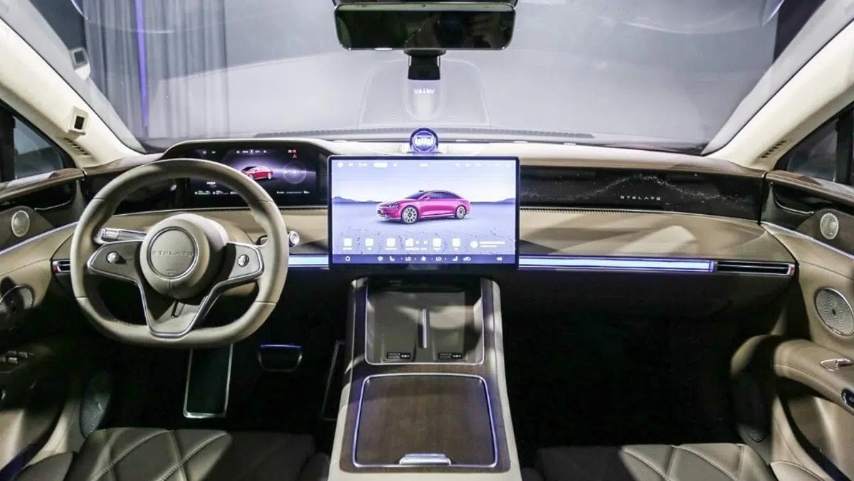 Interior del Stelato S9 con pantalla de 12,3 pulgadas del conductor y pantalla central de Huawei