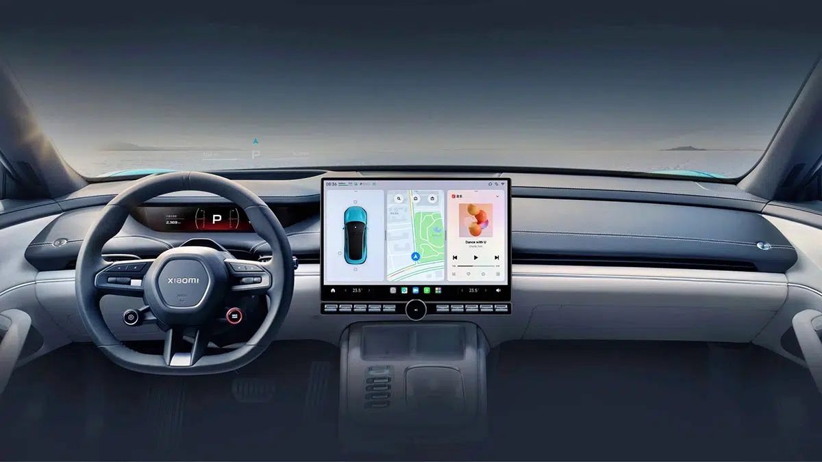 Habitáculo del Xiaomi SU7 con gran pantalla táctil central y visualización digital para el conductor