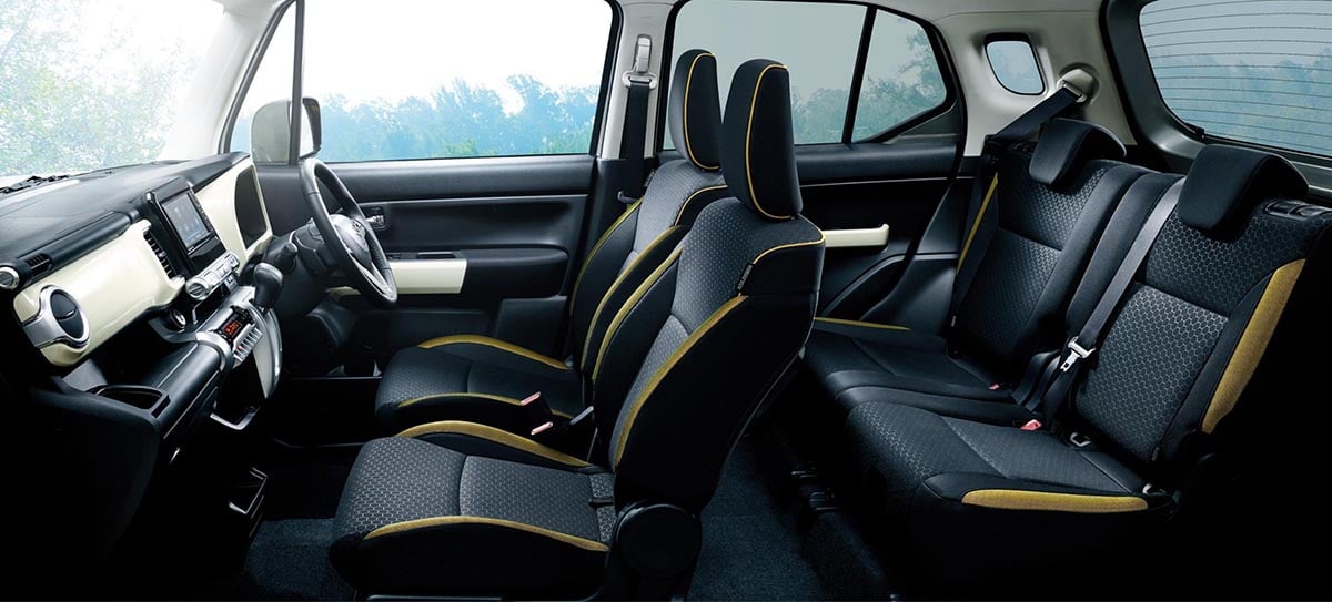 Asiento trasero del Suzuki Xbee con respaldos abatibles y espacio generoso para las piernas en un vehículo pequeño