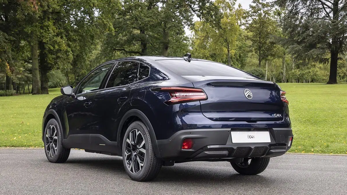 Parte trasera del Citroën C4 híbrido 2025 con luces en V e inclinado