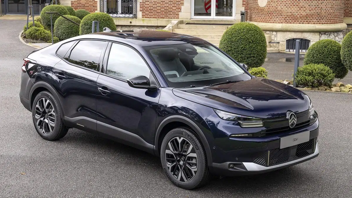 Citroën C4 Híbrido 2025, crossover compacto con diseño audaz y parrilla moderna