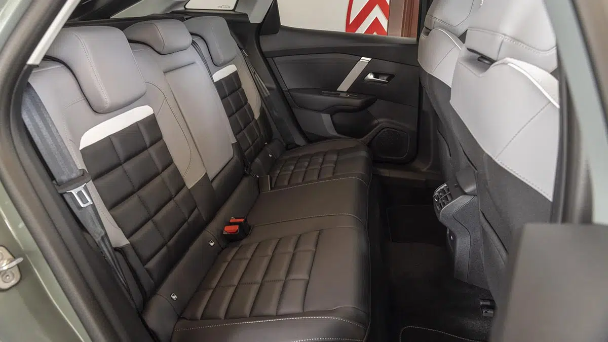 Asientos traseros del Citroën C4 híbrido 2025, tapicería suave y comodidad característica de Citroën