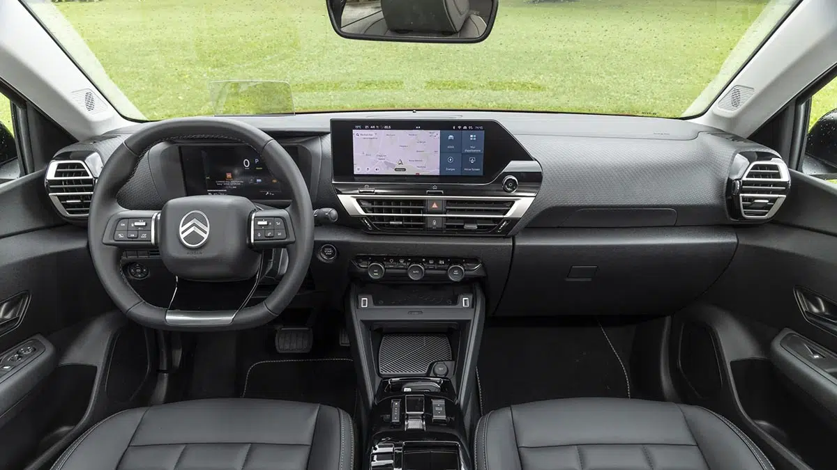 Interior del Citroën C4 híbrido con pantalla central táctil y conjunto digital
