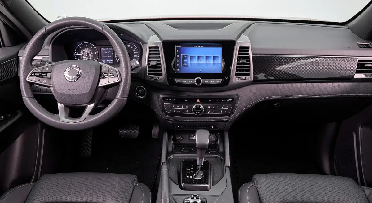Interior del KGM Musso Sports 2025 con pantalla táctil central y acabados de alta gama