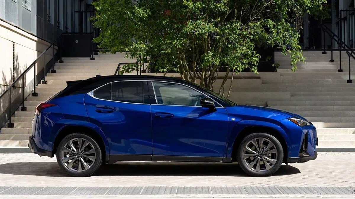 Perfil lateral del Lexus UX 300h 2025 con llantas rediseñadas y línea del techo estilizada