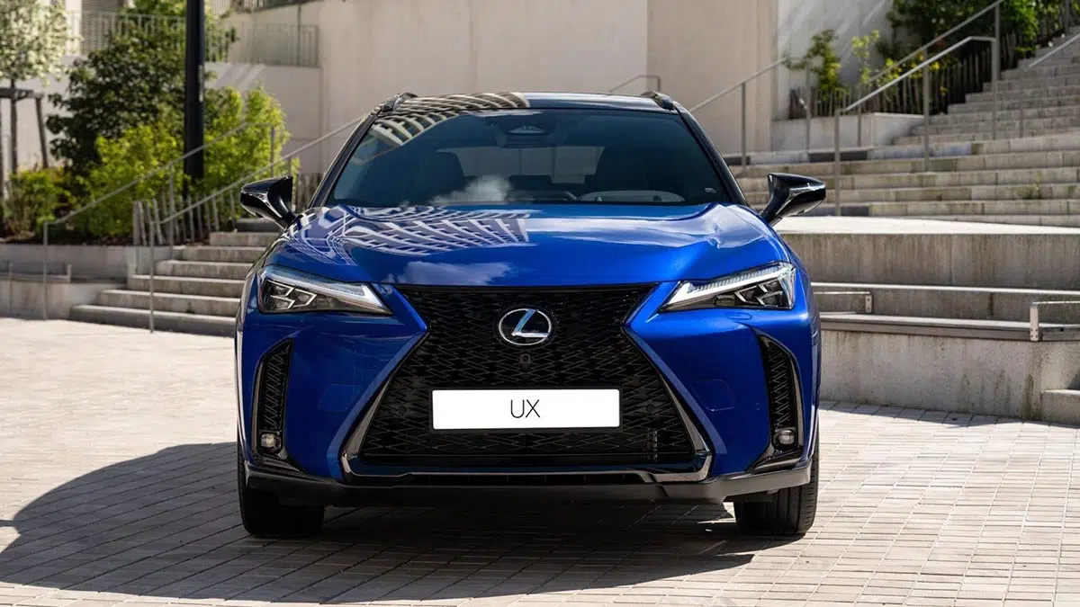 parte delantera del Lexus UX 300h 2025 con firma LED refinada y parrilla trapezoidal