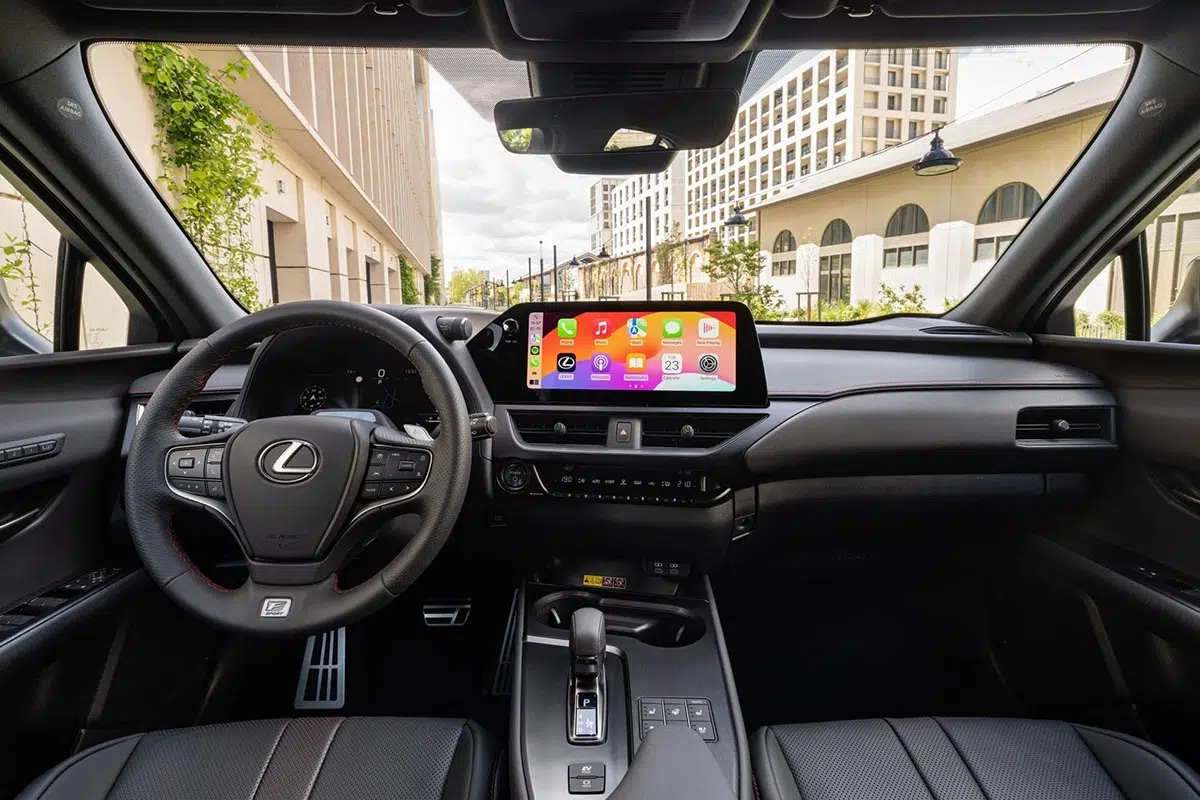 Interior del Lexus UX 300h 2025 con gran pantalla táctil y acabados de alta gama