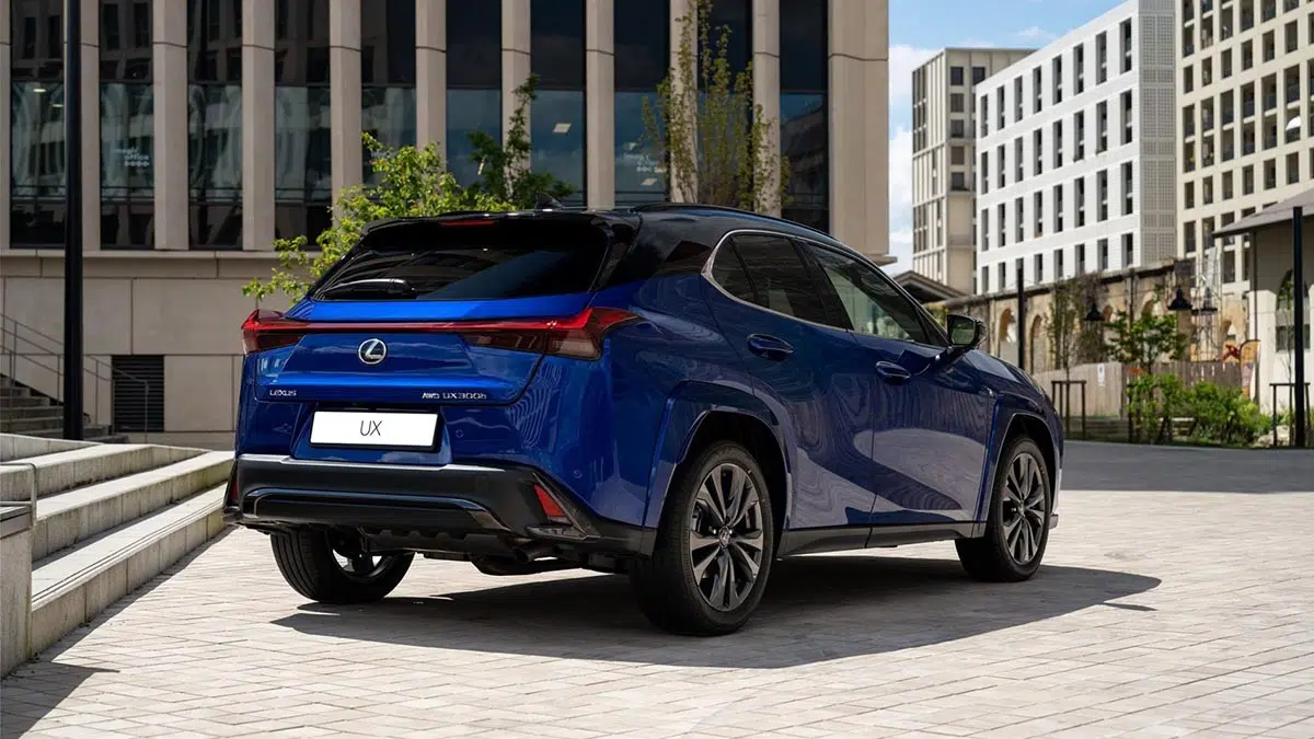 Parte trasera del Lexus UX 300h 2025 con firma luminosa continua y parachoques esculpido