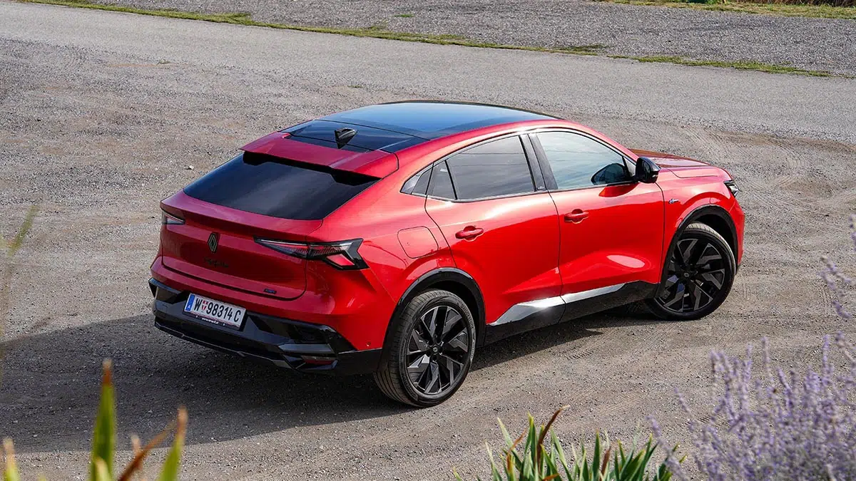 Un arrière musclé avec feux en relief et hayon incliné pour accentuer le caractère coupé-SUV du modèle.