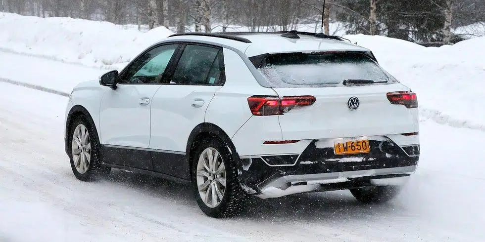 Vista trasera del Volkswagen T-Roc 2025 con luces LED, firma lumínica horizontal y el logo central VW