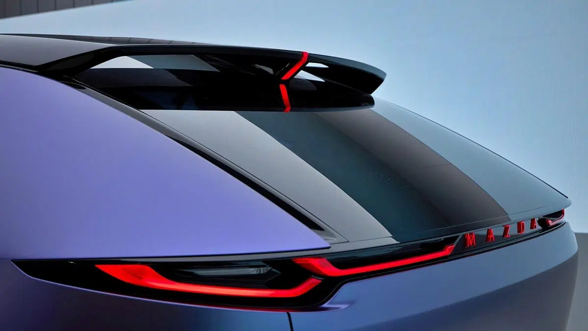 Firma lumínica trasera del concepto Mazda Arata en forma de L afilada