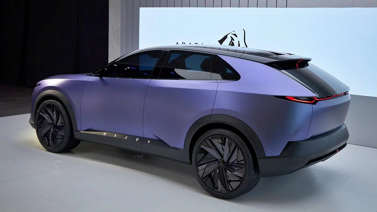 Vista trasera del Mazda Arata con luces LED horizontales y diseño escultural