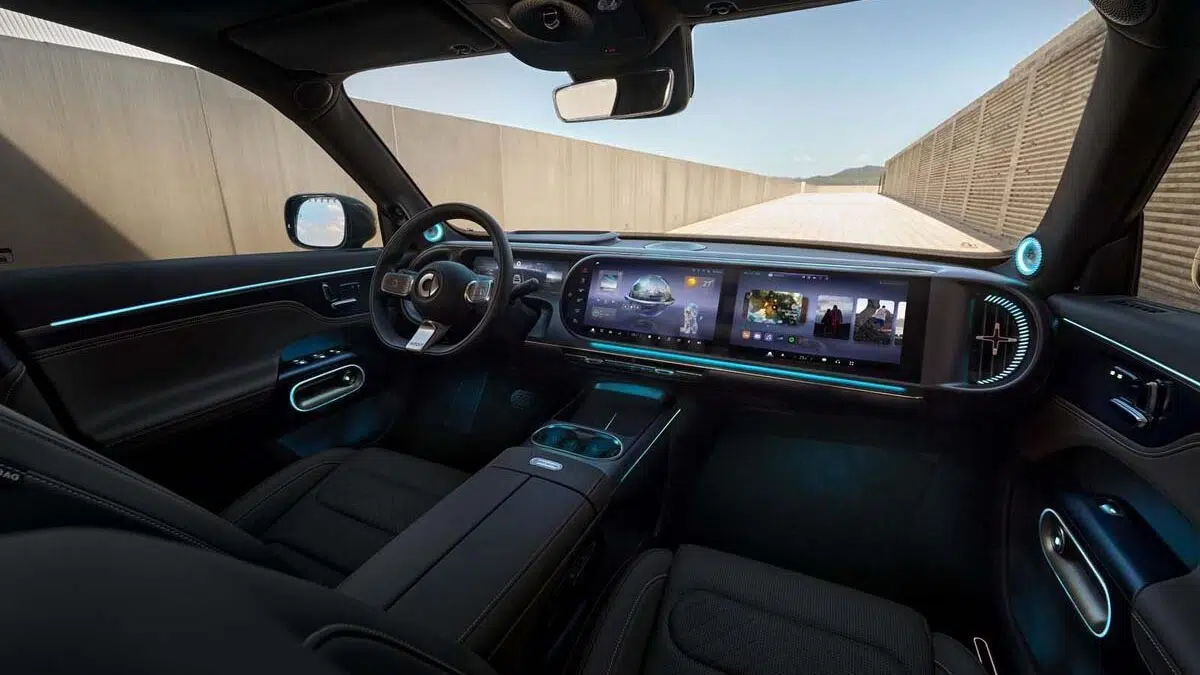 Interior del Smart #5 con pantalla curvada, acabados premium y diseño minimalista