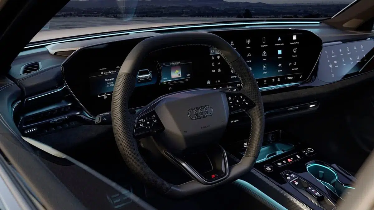 Interior del Audi A5 TFSIe 2024 con pantalla MMI, Virtual Cockpit y controles específicos para el híbrido