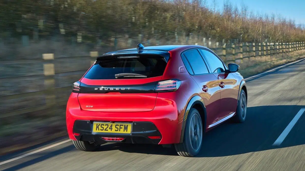 Vista trasera del Peugeot e-208 eléctrico, con luces LED y un parachoques esculpido