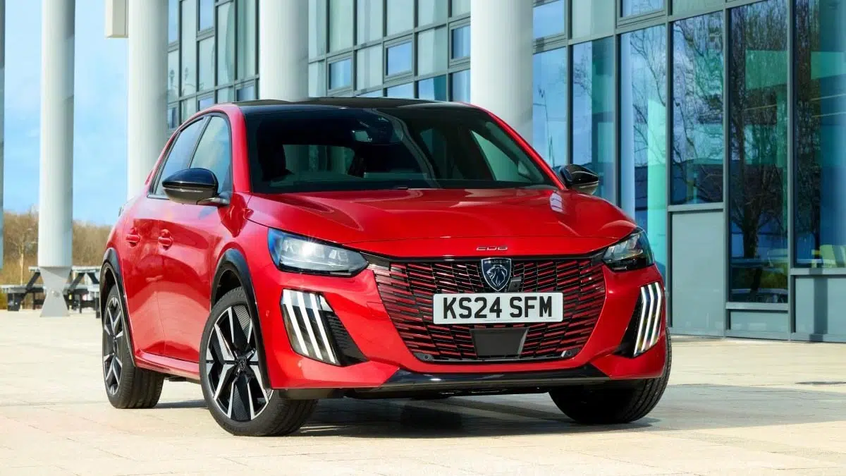 Frente del Peugeot e-208 eléctrico, con parrilla sólida y firma LED precisa
