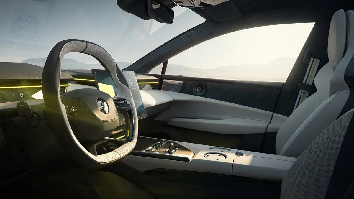 Interior de la Lotus Emeya con pantalla digital y acabados de alta gama