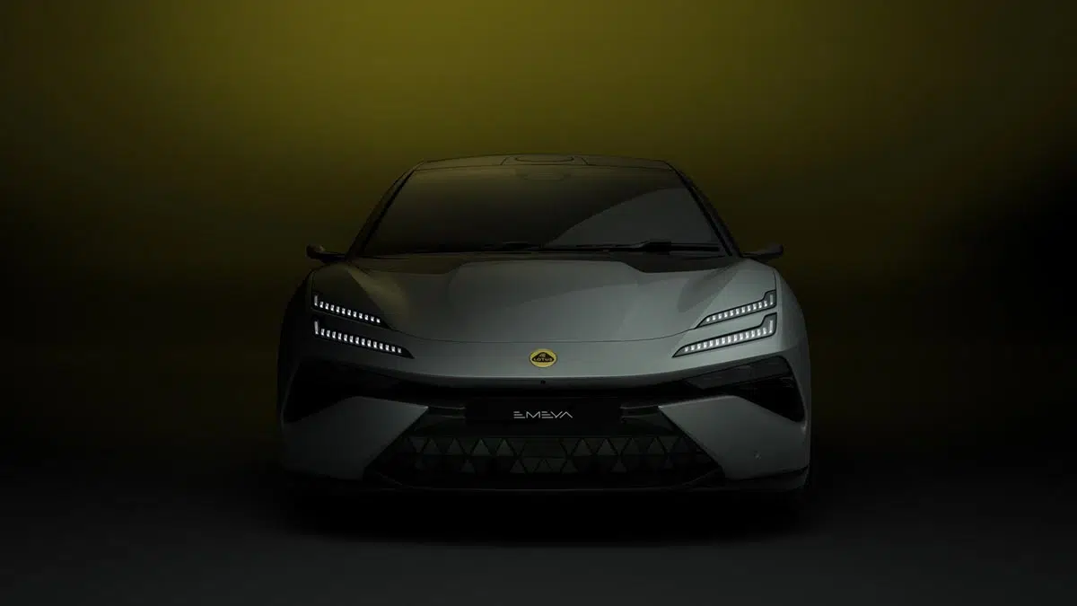 Vista frontal de la Lotus Emeya 2025 con luces LED afiladas y diseño aerodinámico
